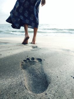 barefoot-beach-blur-1173804
