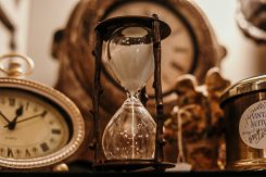 shallow-focus-of-clear-hourglass-1095601
