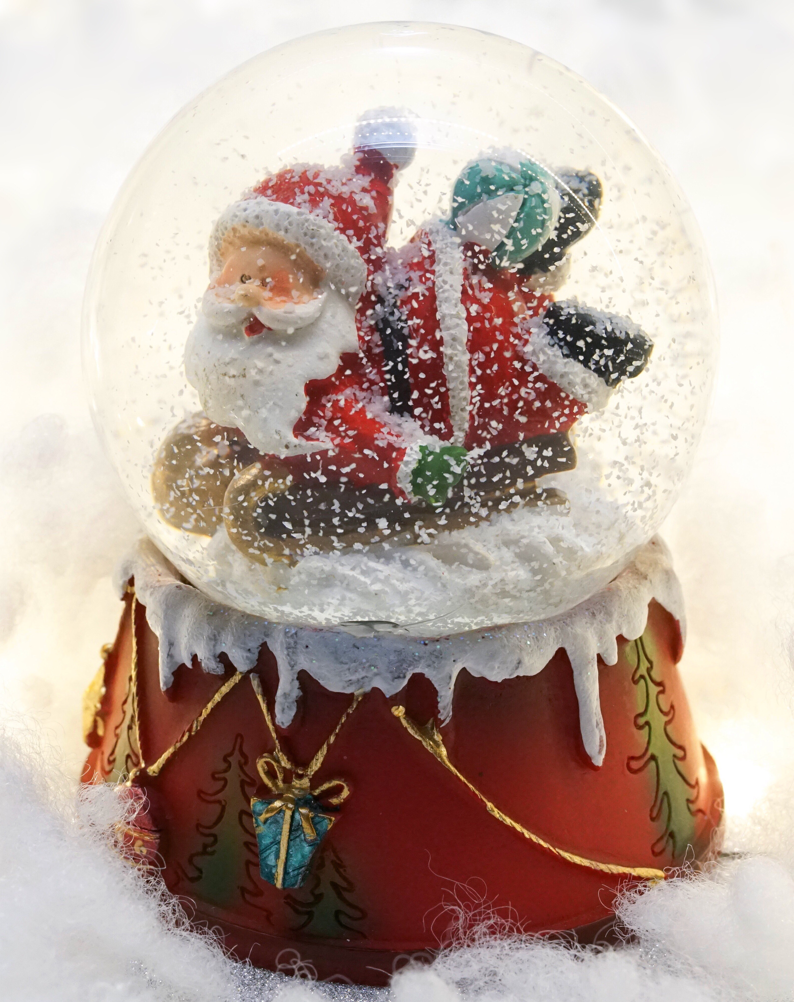 close-up-photography-of-santa-claus-snow-globe-1684131